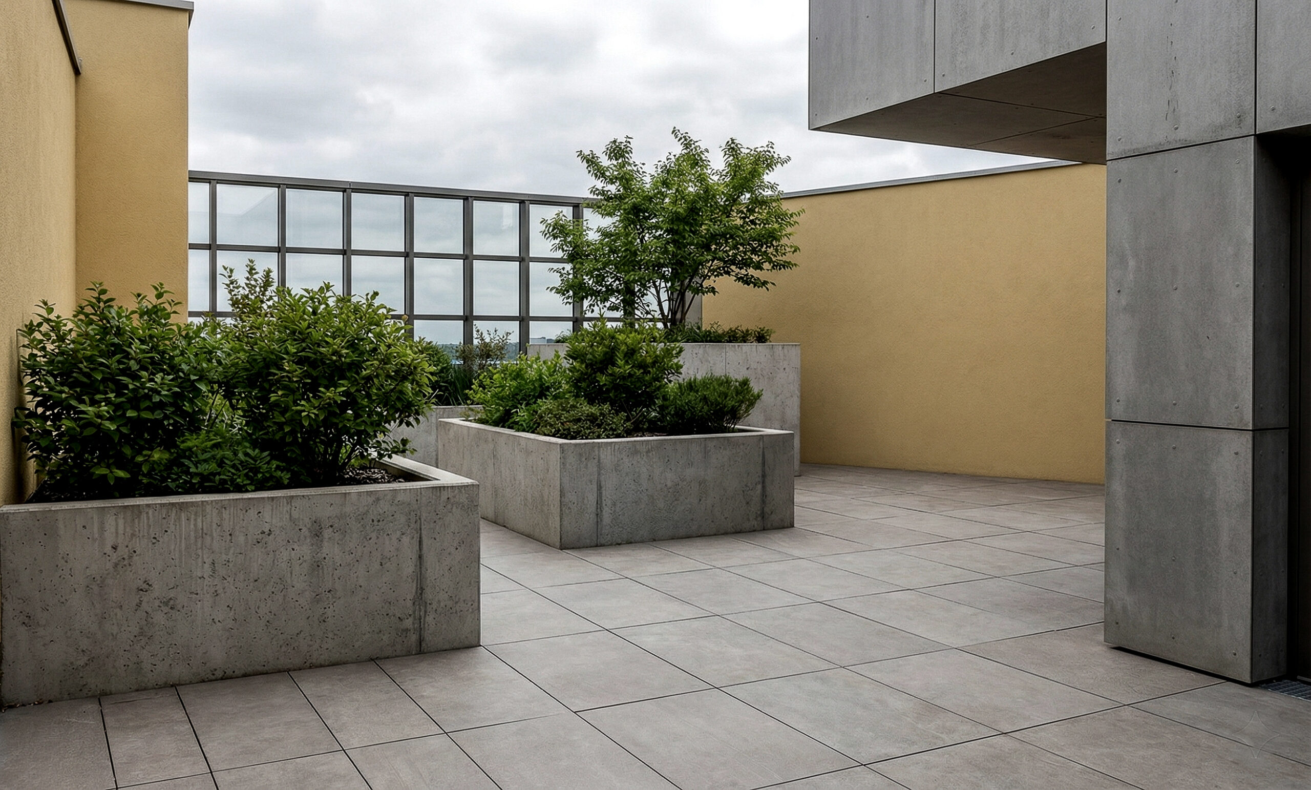 Terrazza e spazio esterno con vasche verdi: percorsi e pause per valorizzare l’intera struttura.