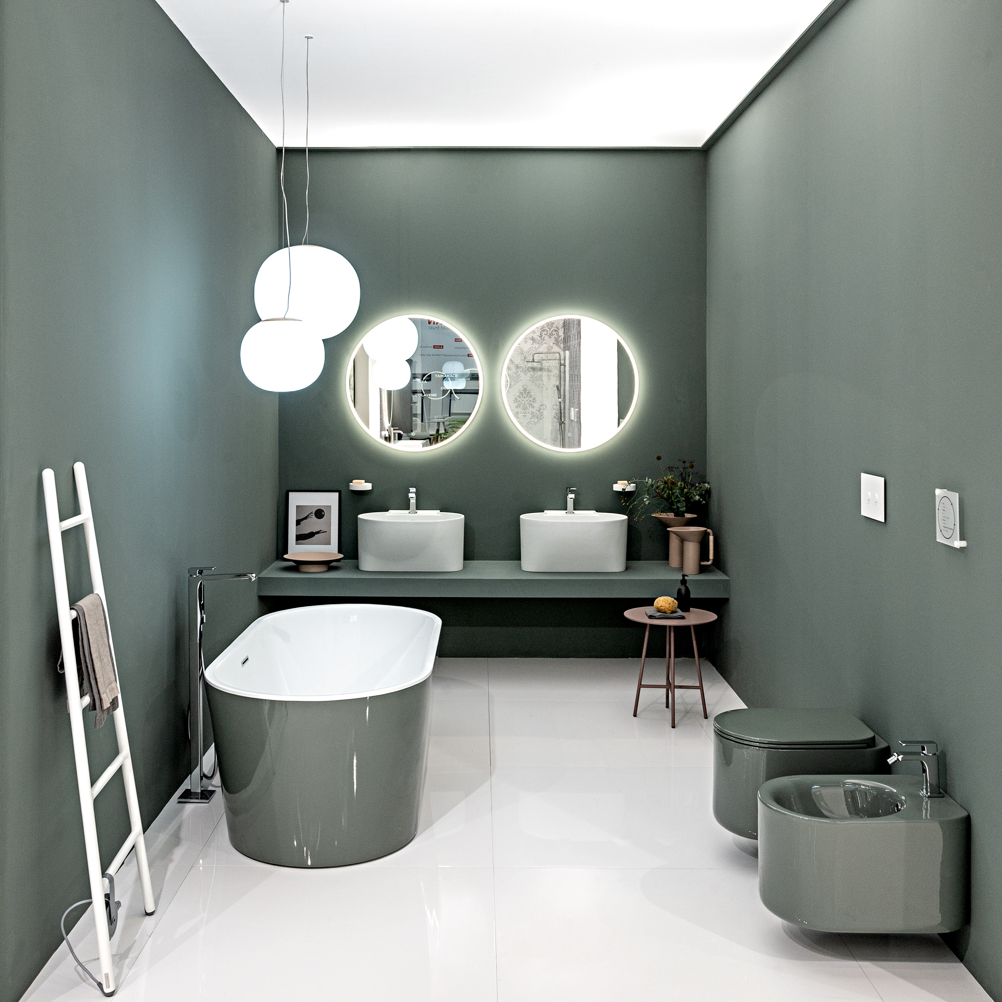 Colamedici_Salone_06.jpg Vista complessiva del percorso: continuità materica e regia luminosa costruiscono un’esperienza coerente.