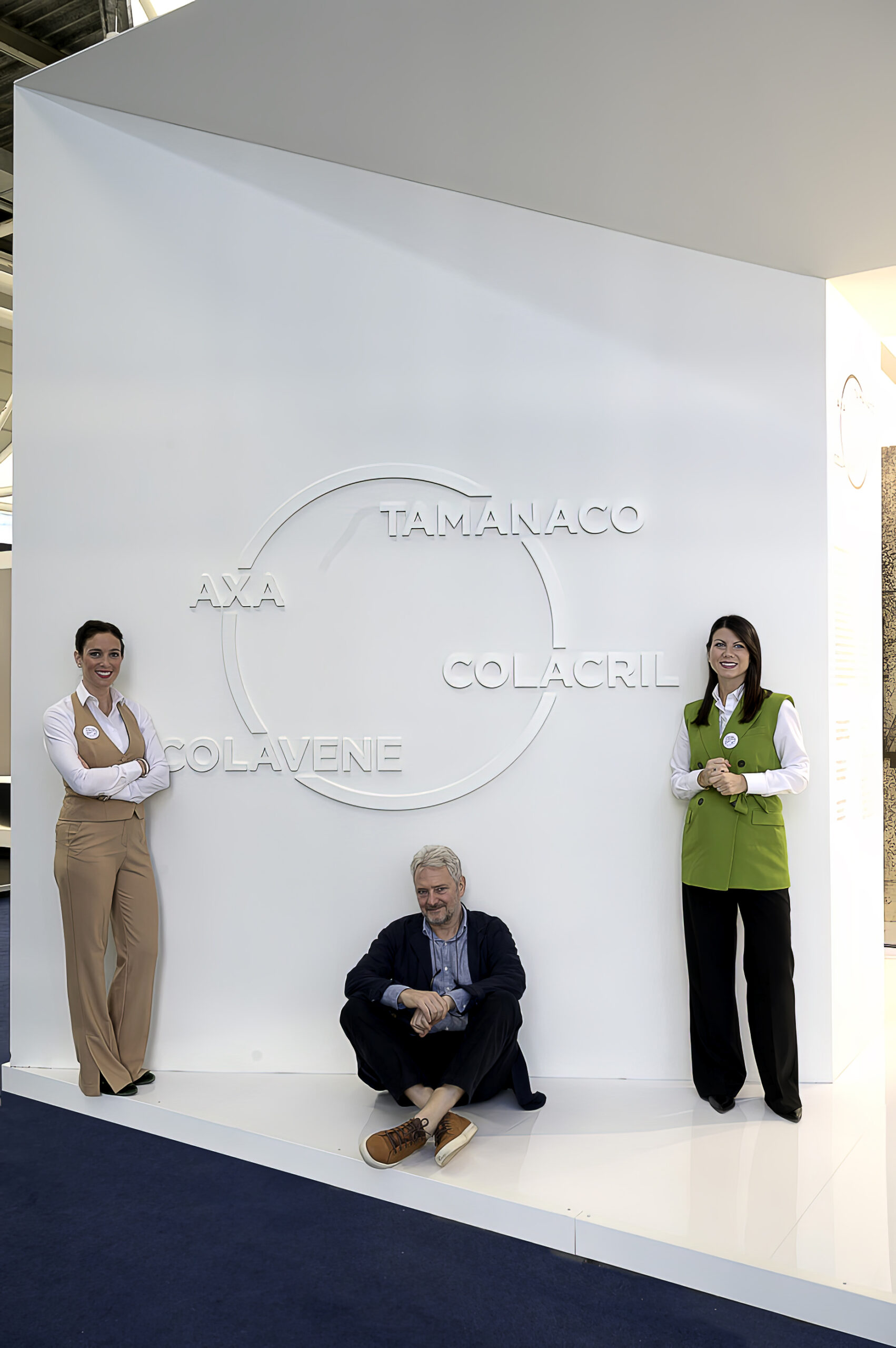 Vista complessiva: continuità di linguaggio tra brand e ambientazioni, per un percepito unitario.