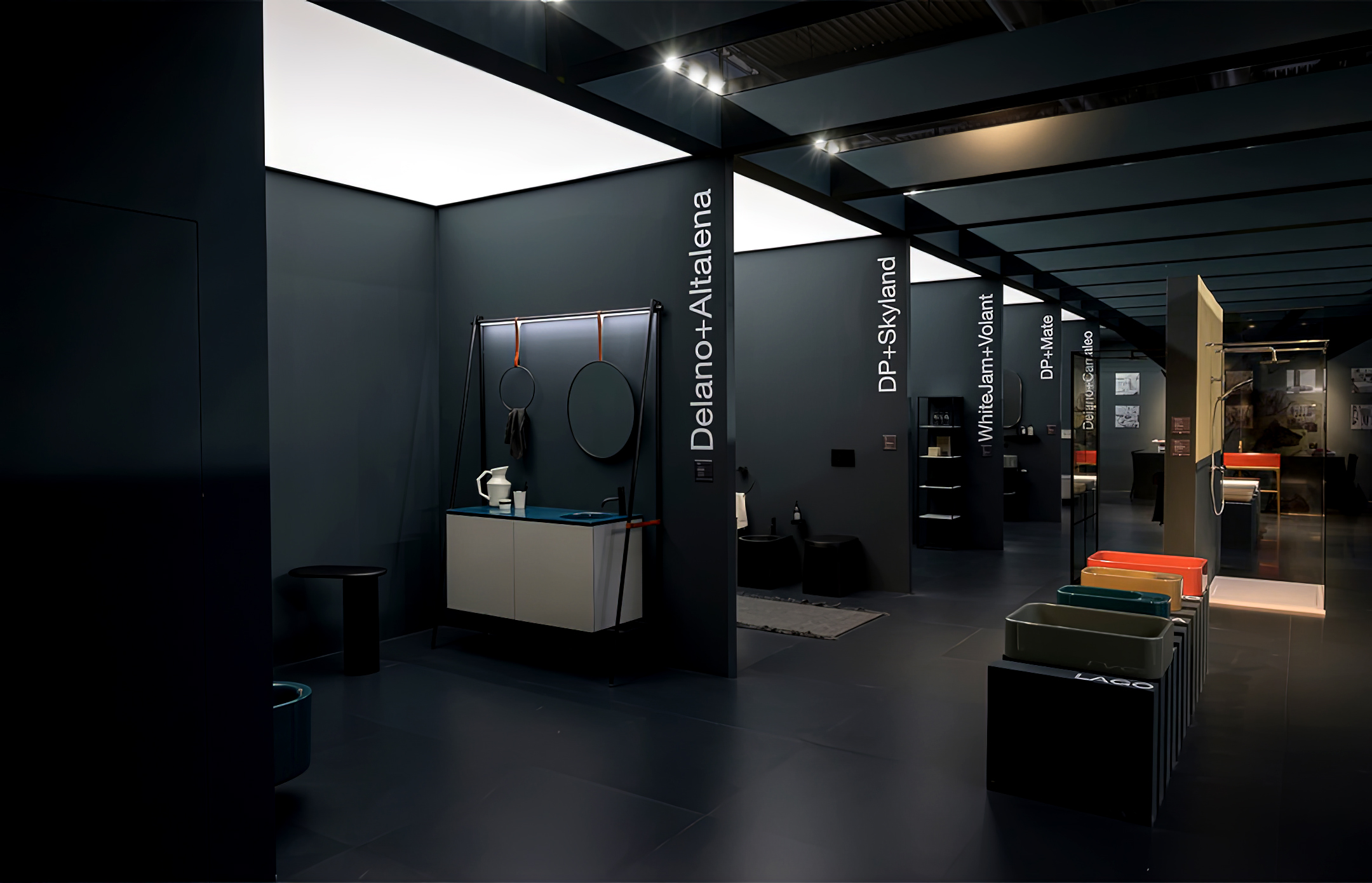 Box espositivi interni e moduli centrali per finiture prodotto nello stand Gruppo Colamedici, Salone del Bagno 2022: esposizione ordinata e lettura chiara delle varianti.