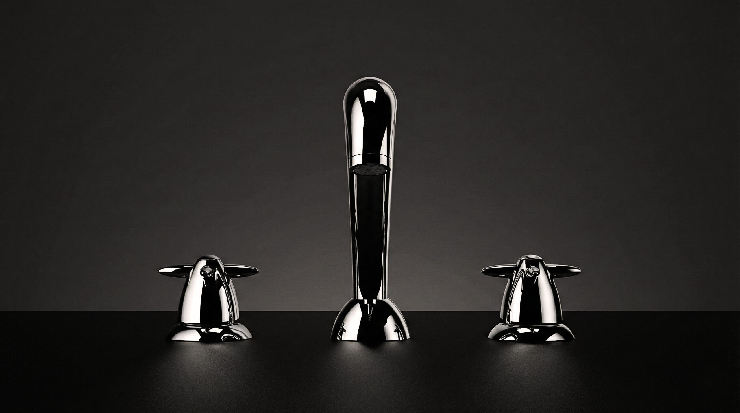 Rubinetteria lavabo Compass, vista frontale su fondo scuro con corpo centrale e due manopole.