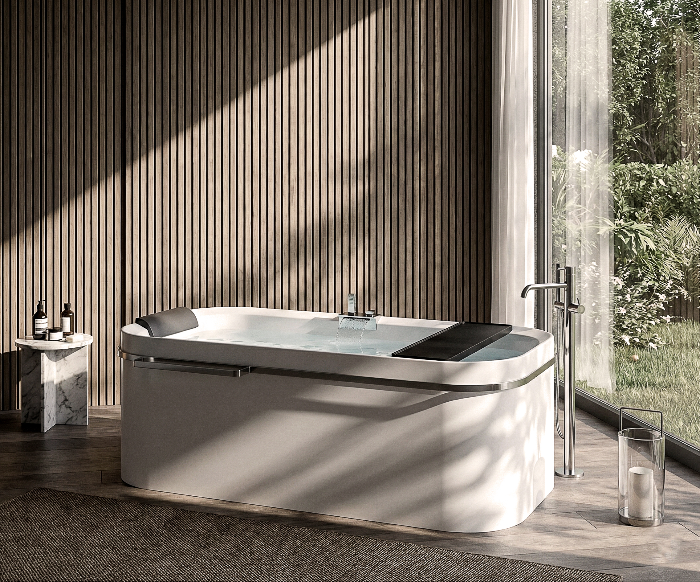 Vasca Divina freestanding con bordo inclinato in bagno con parete a doghe e vista su giardino