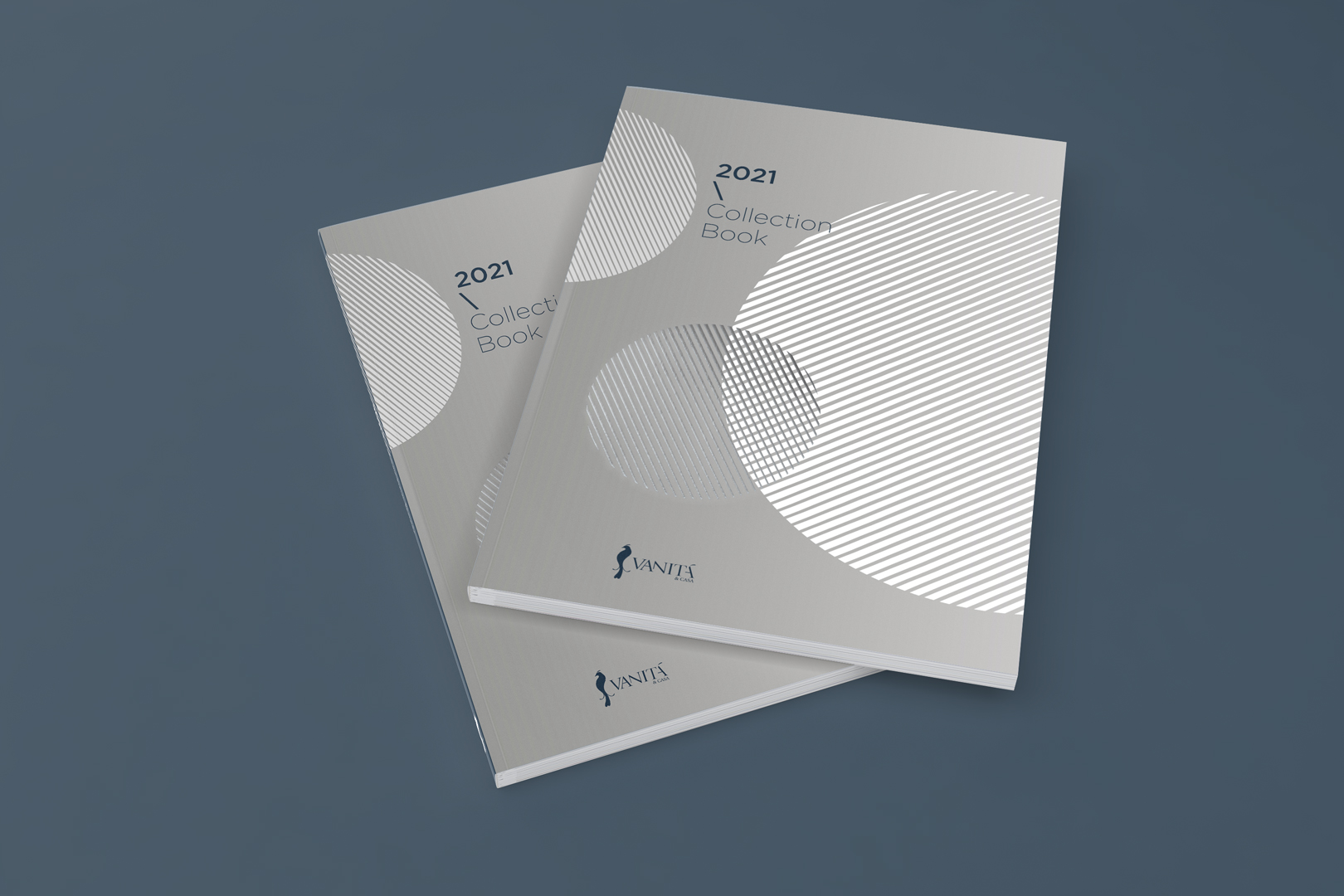 Due copie del Collection Book 2021 di Vanità & Casa in mockup fotografico