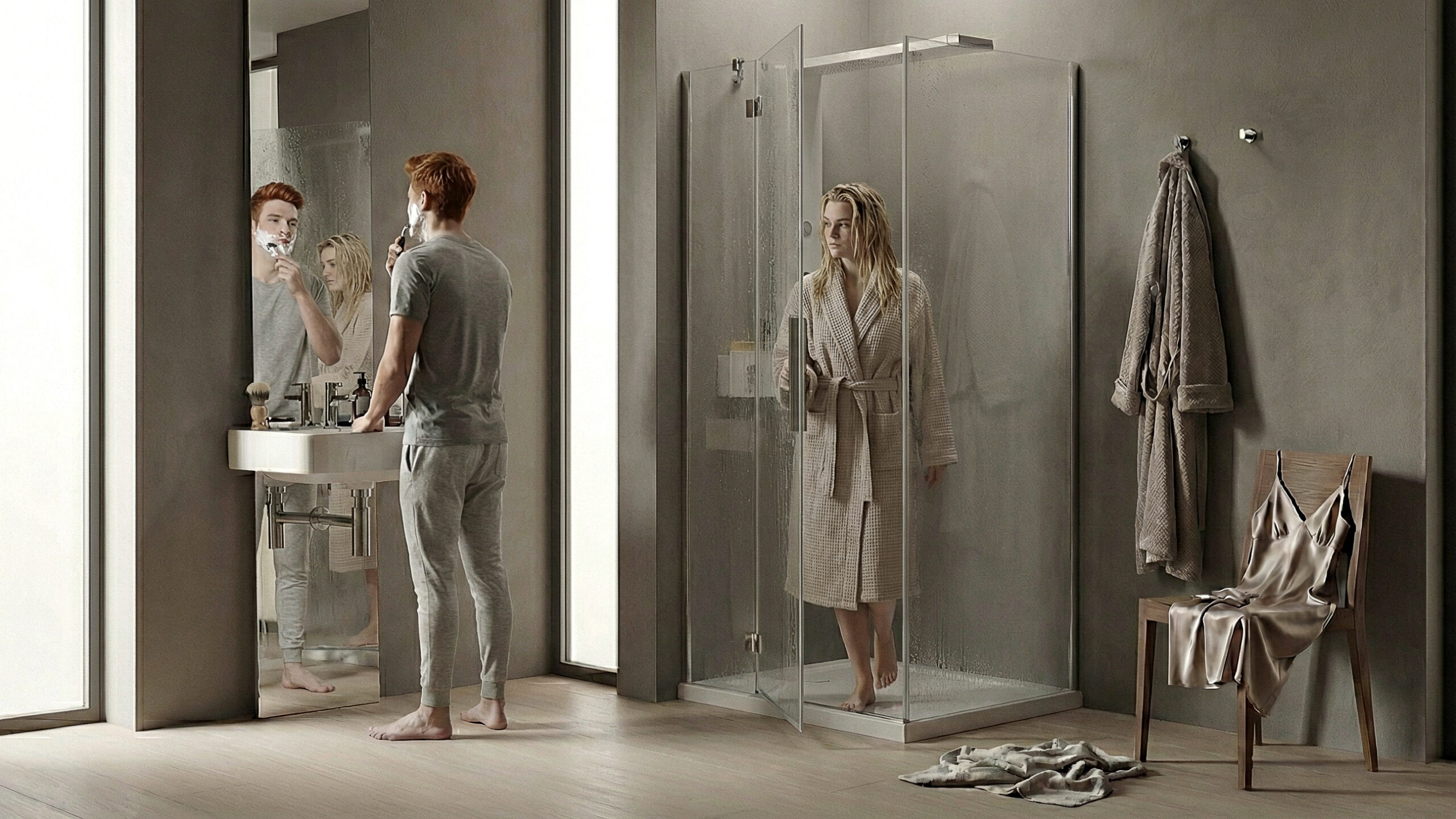 Albatros System: ambiente bagno minimal con cabina doccia in vetro e soffione integrato; una donna in accappatoio esce dalla doccia mentre, sullo sfondo, un uomo si rade al lavabo.