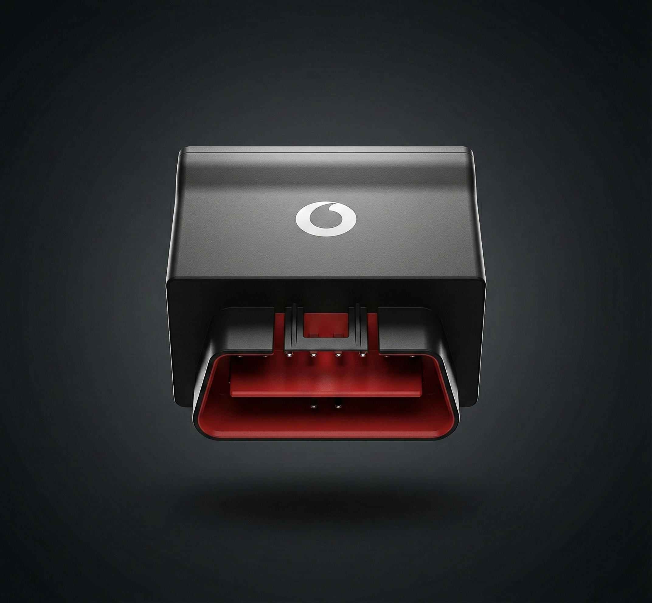 Vista frontale in studio: l’interfaccia OBD rossa emerge dal corpo in ABS nero, evidenziando precisione del costampaggio e immediatezza d’uso.