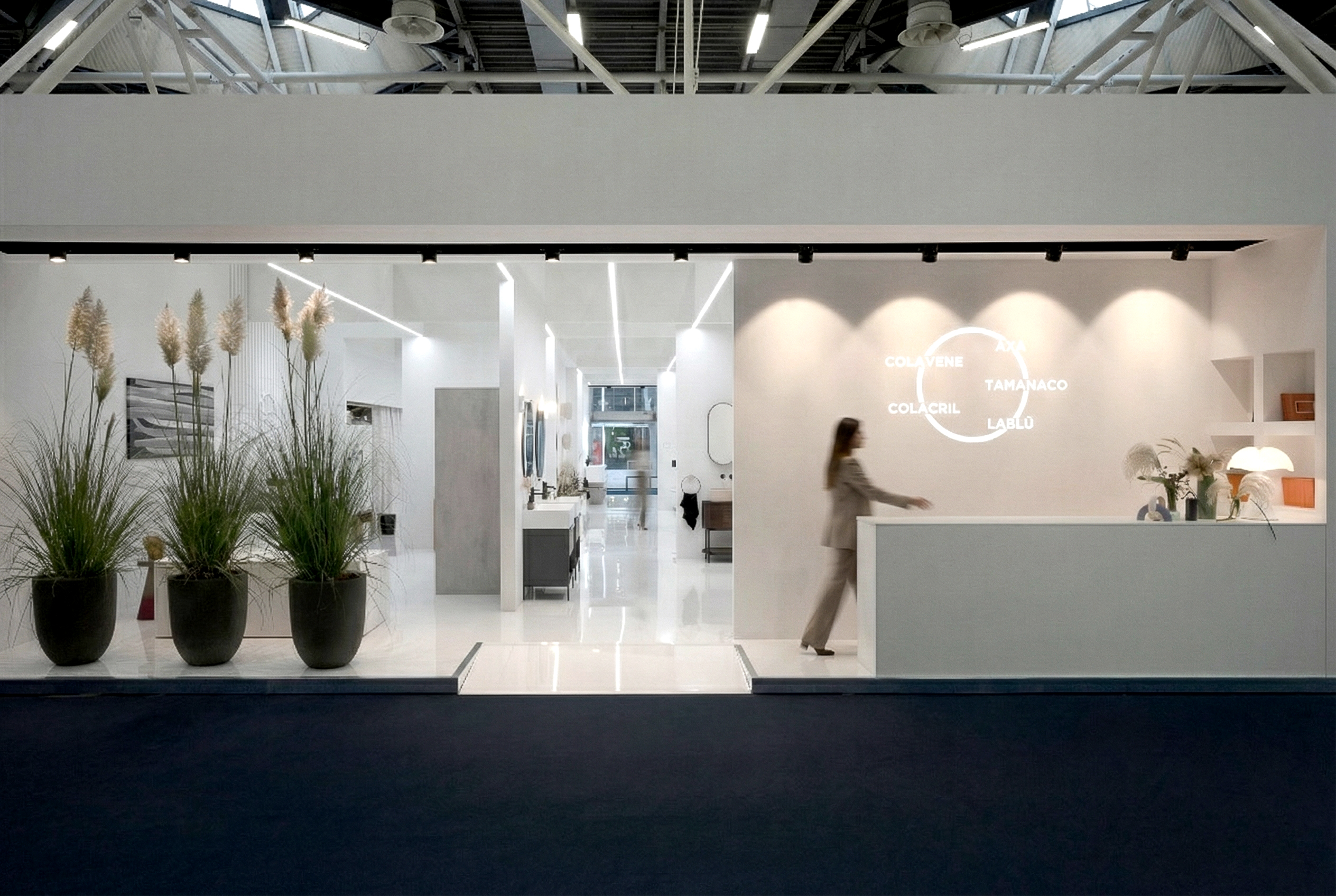 Stand Gruppo Colamedici a Cersaie 2023: vista frontale esterna con reception, ingresso e allestimento in bianco caldo.