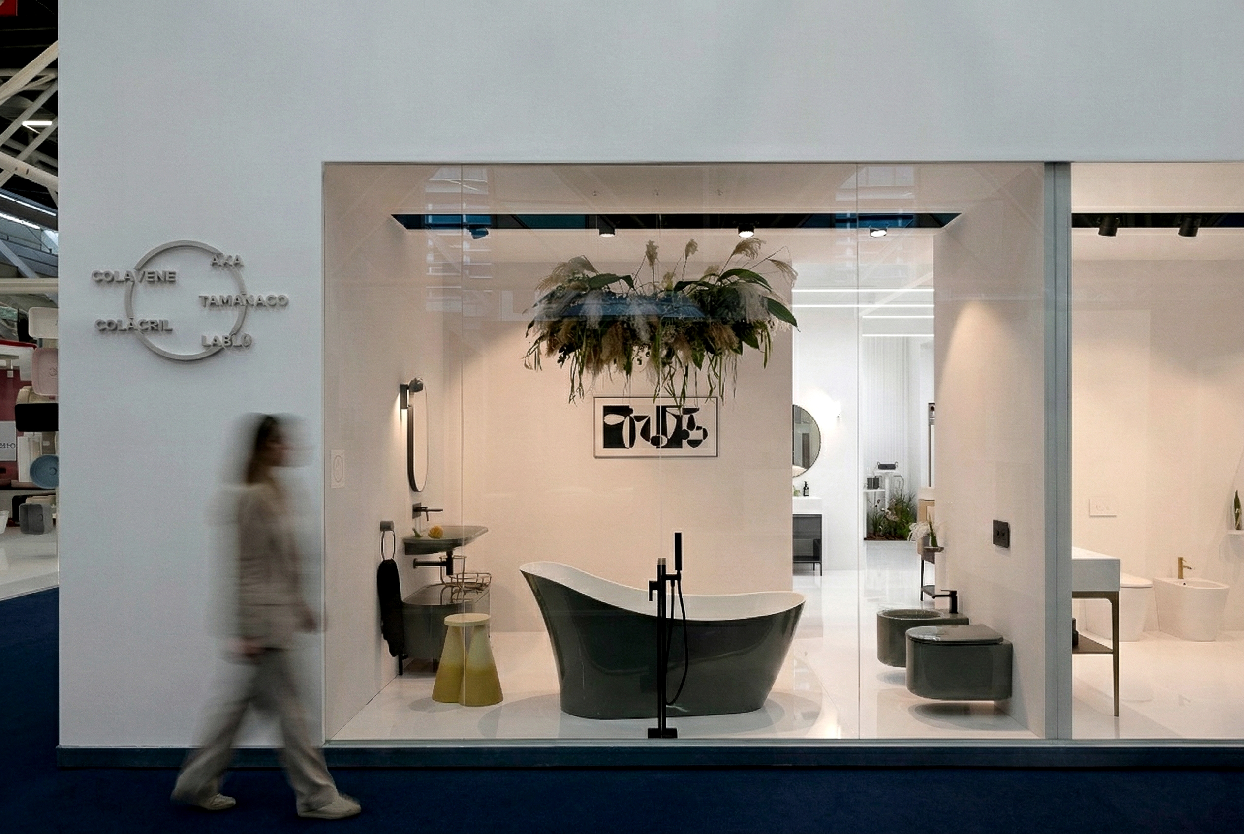 Vetrina esterna dello stand Cersaie 2023 con scenografia bagno e prodotti dei brand del Gruppo Colamedici esposti sul corridoio.
