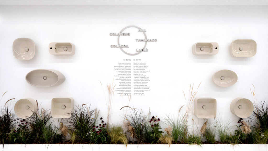 Parete centrale dello stand Cersaie 2023 con grafica e testo dedicati alla nuova finitura ecologica della ceramica AXA.