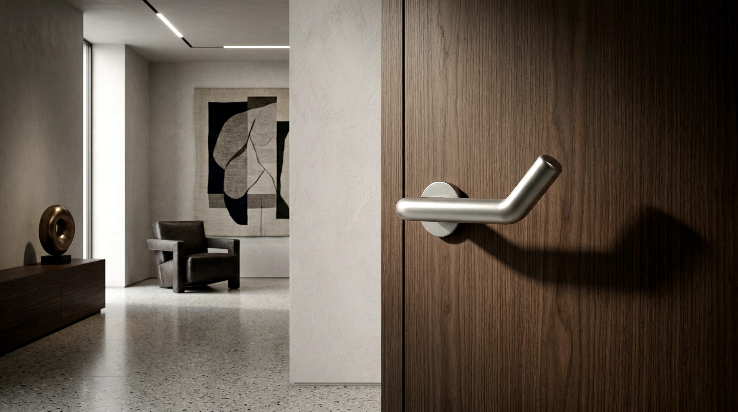 Maniglia Elby su porta in legno in corridoio di hotel con arredi eleganti, illuminazione scenografica e atmosfera sofisticata
