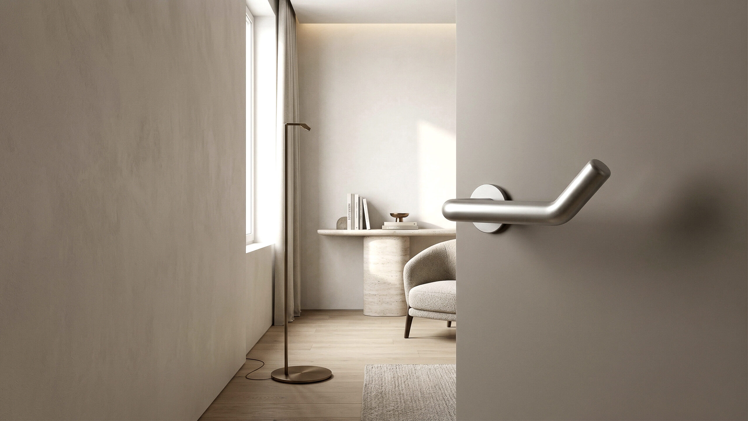 Maniglia Elby su porta chiara in ambiente domestico minimal con luce naturale e arredi neutri