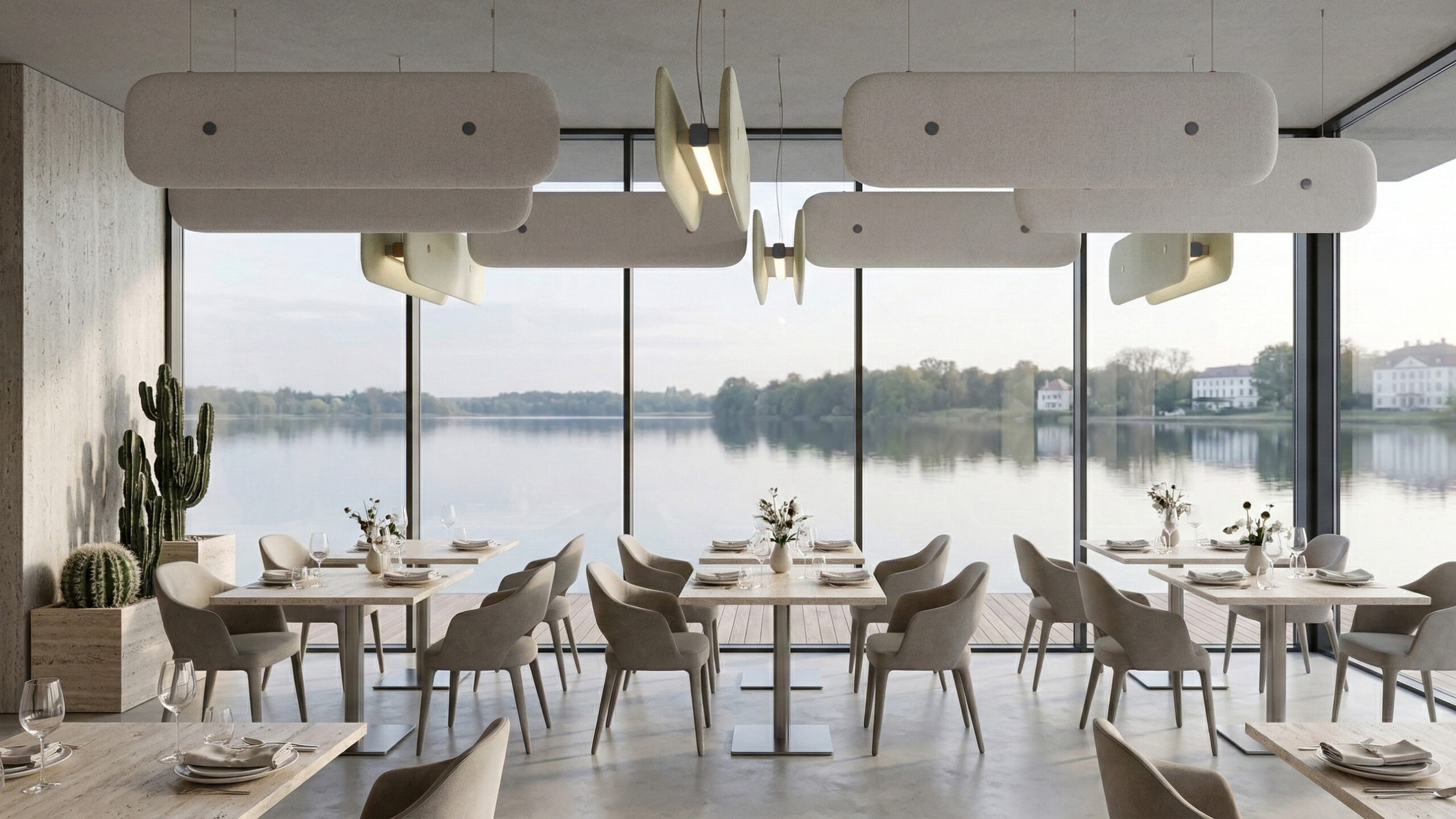 Ristorante affacciato sul lago con composizione Hush sospesa sopra i tavoli.