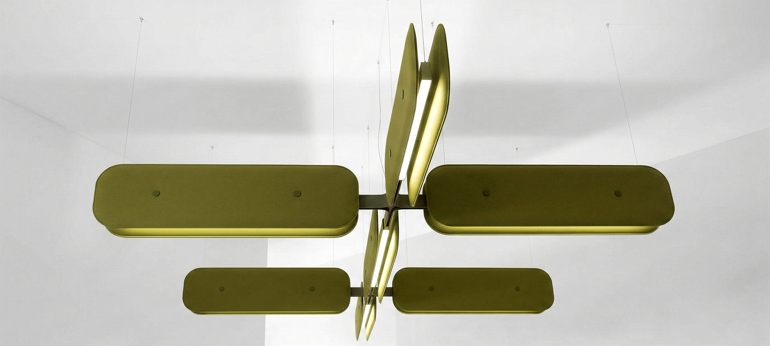 Sistema Hush a sospensione visto dal basso con pannelli acustici verdi e luce integrata.