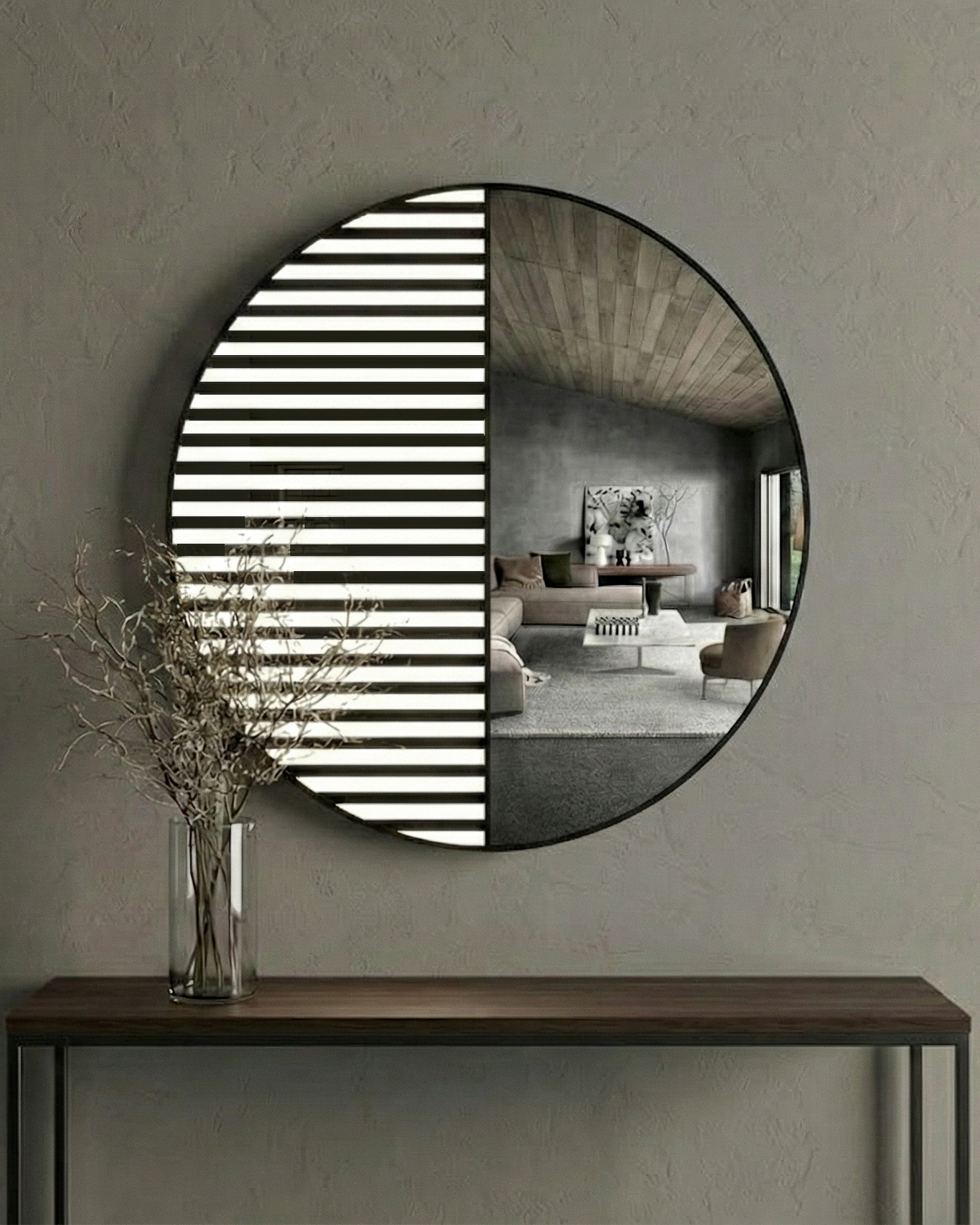 Specchio rotondo Metrica con metà a lamelle luminose verticali e metà riflettente, installato sopra console in soggiorno contemporaneo con luce naturale.